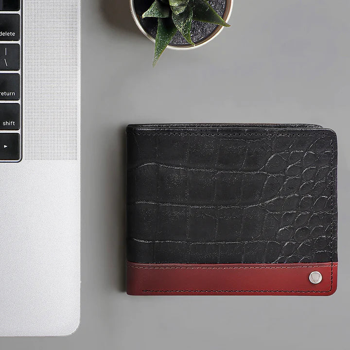 Men's Black Leather Bi-fold Wallet | Elegance in Black Bi-Fold Wallet