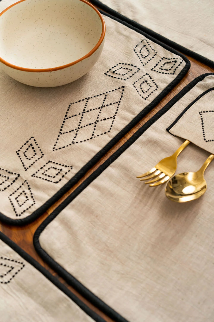 6-Piece Handwoven Cotton Table Mats Set | Suave Handwoven Table Mats Set Of 6 Pcs - Off White & Black