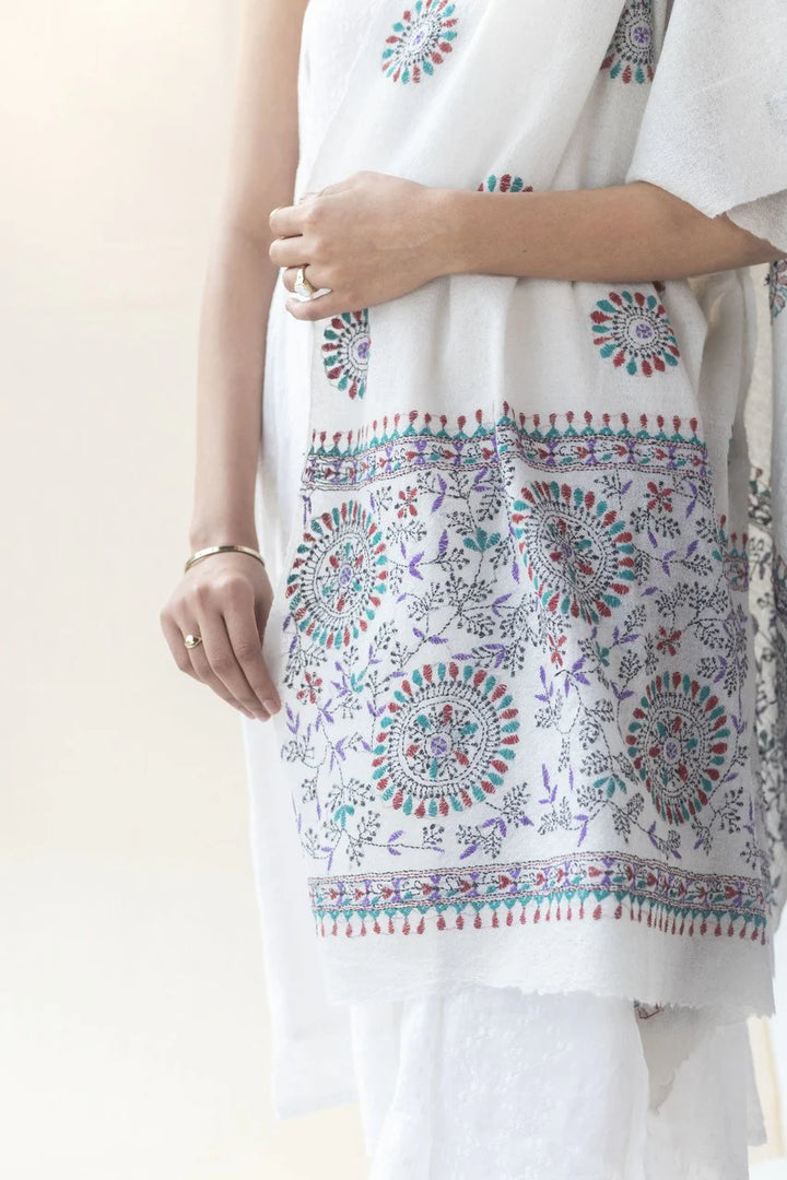 Embroidered White Cashmere Stole | Vivre Cashmere Kantha Embroidered Stole - White