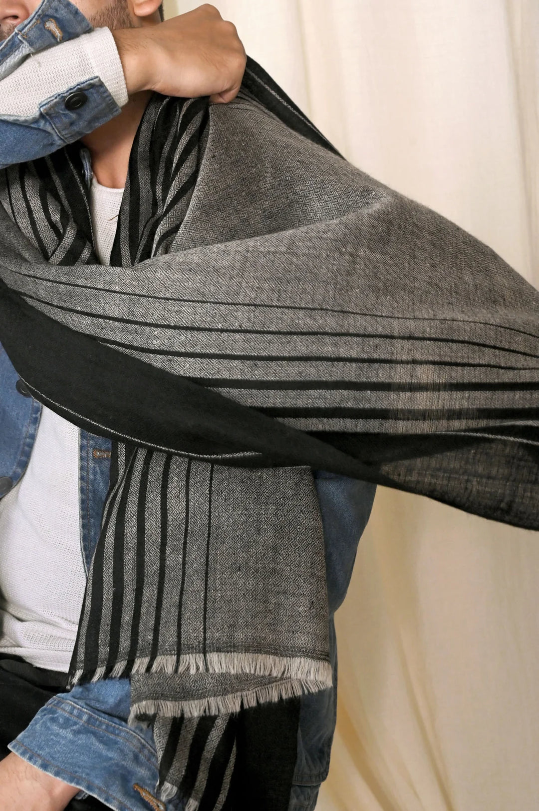 Handwoven Gray & Black Pashmina Stole | Elira Handwoven Pashmina Stole - Gray & Black